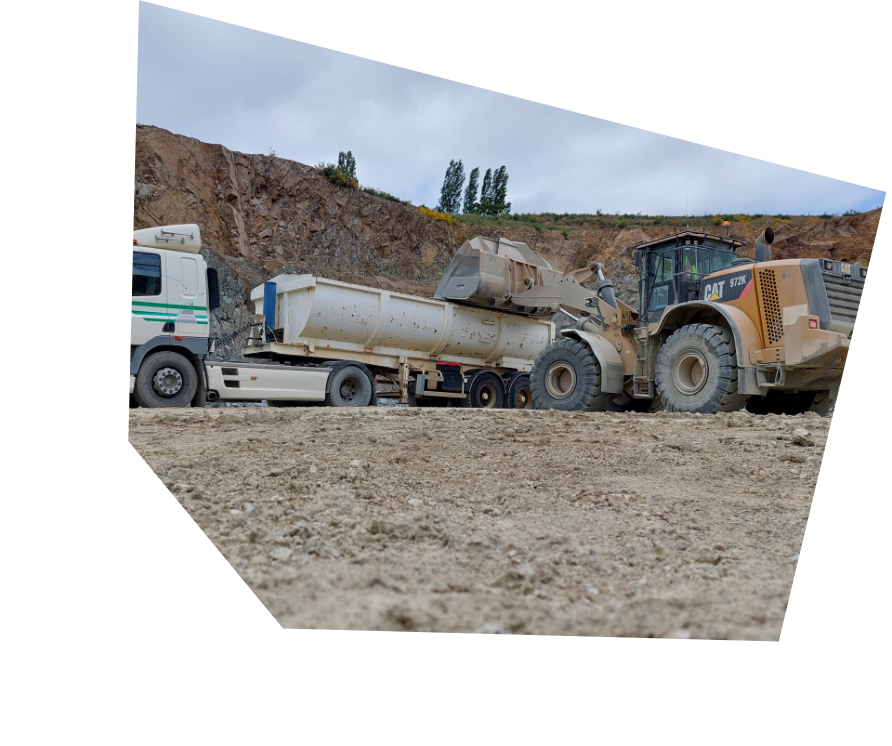 camion et tracto dans une carriere
